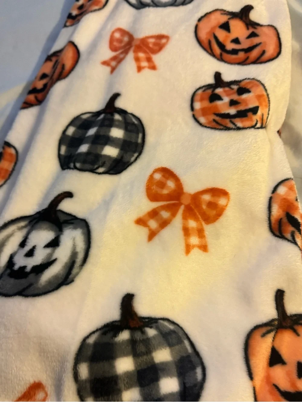 Halloween collection oversized fleece Pumpkin Throw - White & Orange